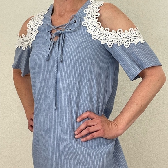 J.O.A. top lace NWOT blue top cutout shoulder lace trim sz L - Picture 9 of 9